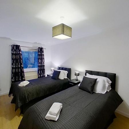 Orange Town House - Shaw Road, Only 6 Minutes To City Centre アバディーン エクステリア 写真