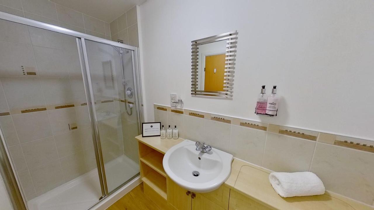 Orange Town House - Shaw Road, Only 6 Minutes To City Centre アバディーン エクステリア 写真